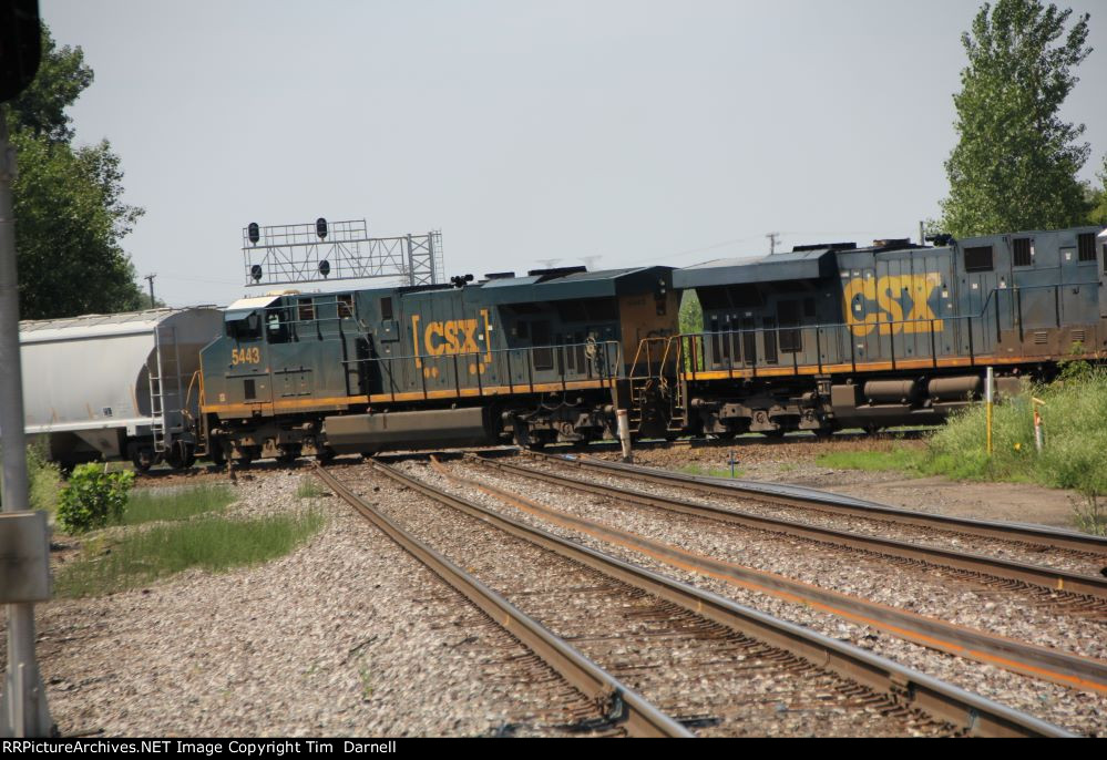 CSX 5443 on M326